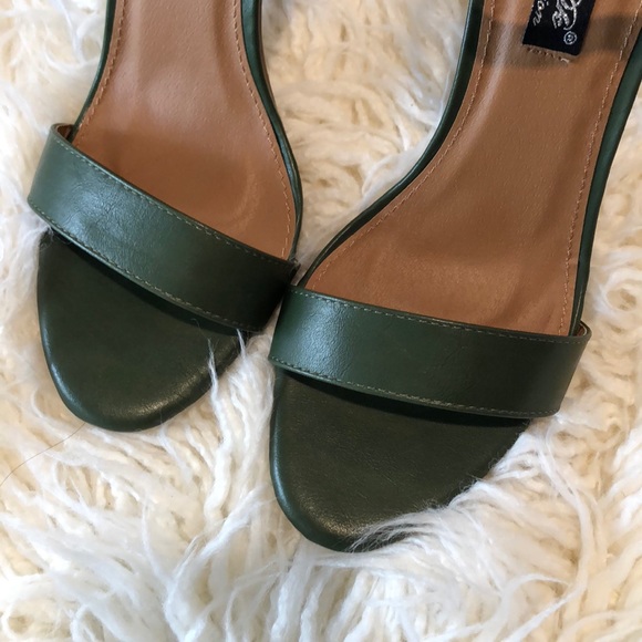 Olive green heels - Picture 6 of 8